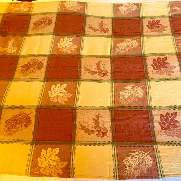 Fall leaves ๐ jacquard tablecloth, cotton. Gently used during the holidays. - Picture 6 of 9